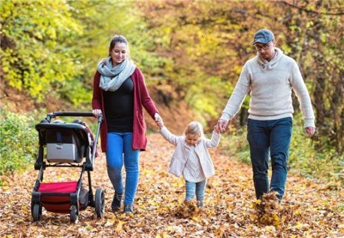 Spaziergänge an der frischen Luft stärken das Immunsystem, das Tages- und Sonnenlicht kurbelt die Vitamin-D-Produktion an. Foto djd/Emeal Essglas/Halfpoint - stock.adobe.com.