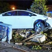 Auto landete im Vorgarten
