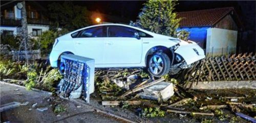 Spektakulärer Einsatz für die Kolbermoorer Feuerwehr: Anfang Oktober krachte ein Autofahrer in der Ganghoferstraße in einen Gartenzaun. Auch hier waren die Einsatzkräfte gefragt.Foto Feuerwehr
