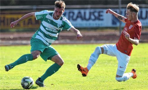 Sportbund-Abwehrspieler Simon Baumgartner (links) lässt hier den Wasserburger Christoph Scheitzeneder ins Leere fliegen.Fotos Ziegler