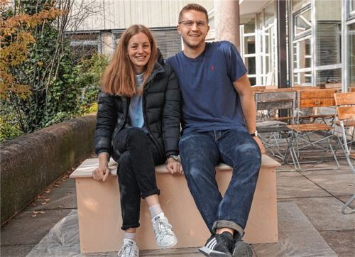 Stabil und praktisch: Inga Niehörster und Fabio Bastine bauten eine Bank für den Balkon. Die beiden waren zum ersten Mal dabei. Fotos Heise
