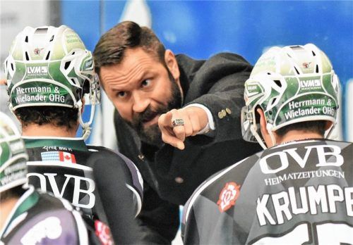 Starbulls-Coach Manuel Kofler zeigt seinen Spielern, wo es langgeht, umsetzen müssen es die Akteure dann auf dem Eis selbst.Foto  Ziegler