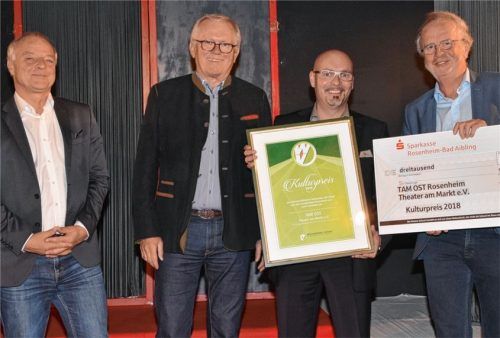 Stellvertretend für das Tam-Ost übernahm Theater-Vorstand Gerhard Sellmair (Zweiter von rechts) die Kulturpreis-Urkunde aus den Händen von WV-Vorsitzendem Reinhold Frey (Zweiter von links). Den symbolischen Scheck hielt einstweilen der WV-Kulturreferent Robert Berberich (rechts) und freute sich zusammen mit Referentenkollegen Christoph Maier-Gehring (links) über die Begeisterung der Preisträger. Foto Schlecker