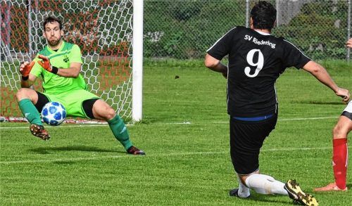 Tor für den SV Riedering durch Seppi Weinzierl, der hier das 1:0 beim 5:1-Erfolg in Altenmarkt erzielte. Foto Hofmann