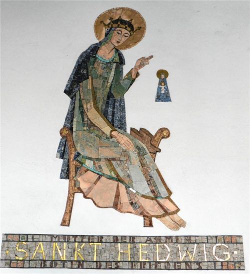 Traditionelle Darstellung: Liesbeth Wohrizek zeigt Hedwig von Schlesien mit Schleier, Krone, Marienfigur und den ausgezogenen Schuhen.Foto Frick