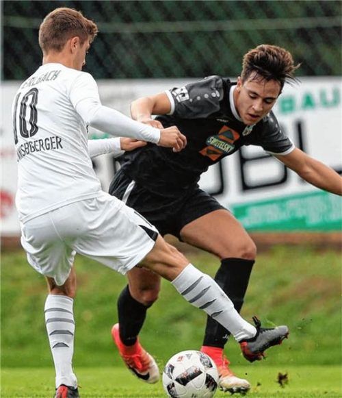 Traunsteins Philipp Matz wird hier auf dem Vormarsch gestoppt.Foto Butzhammer