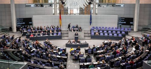 Überhang- und Ausgleichsmandate sorgen dafür, dass nach der letzten Bundestagswahl 709 Abgeordnete in den Bundestag einzogen. Eigentlich sind im Parlament nur 598 Sitze vorgesehen.Foto  dpa