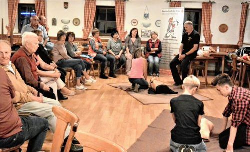 Um die Herz-Lungen-Wiederbelebung in Theorie und Praxis ging es bei der Feuerwehr Pullach.