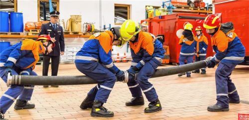 Unter den Augen der Vertreter der Kreisbrandinspektion mussten die jungen Feuerwehrler zahlreiche Aufgaben erfüllen, um die Bayerische Jugendleistungsprüfung zu bestehen. Foto  re