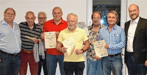 Urkunden als Dankeschön: Der ESV-Vorsitzende Horst Spensberger (links) gratuliert, gemeinsam mit Kassier Franz Gössl (Dritter von links) und dem Zweiten Vorsitzenden Wolfgang Bergmüller (rechts), den verdienten Mitgliedern: (von links) Ludwig Pertl (50 Jahre Mitgliedschaft), Walter Kurz (50 Jahre), Waldemar Lenza (40 Jahre), Christian Walter (25 Jahre) und Olaf Grimm (50 Jahre).Foto re
