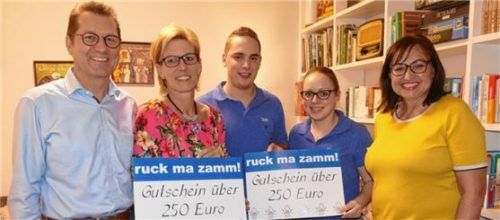 UWG-Vorsitzender Johann Vetter (links) und Arbeitskreis-Vorsitzende Andrea Pritz (rechts) übergaben den Reinerlös von „Ruck ma zamm“ an Birgit Molter von der EHC-Jugend (ab Zweiter von links) sowie Thomas Zacherl und Veronika Spierer von der Landjugend.Foto  bac