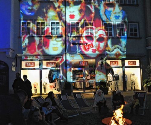Venezianische Atmosphäre: Lichtkünstler Urs Hasler zeigte eine spektakuläre Licht- und Bildershow. Lagerfeuer, Liegestühle und eine akustische Untermalung sorgten für einen unvergesslichen Abend.Fotos Schlecker