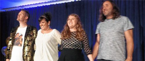 Viel Applaus gab’s vom Publikum für den amüsanten Geburtstags-Abend „20 Jahre Steckerlfisch und Schlagsahne“. Eine Torte gab’s für das Comedy-Duo Christian Haller und Angi Aschbacher, die Kabarettistin Franziska Wanninger und den Liedermacher Roland Hefter (von links) hinter der Bühne. Die Kabarettistin Andrea Limmer war schon auf dem Weg nach Niederbayern und fehlt deshalb auf dem Foto.Fotos  Knothe