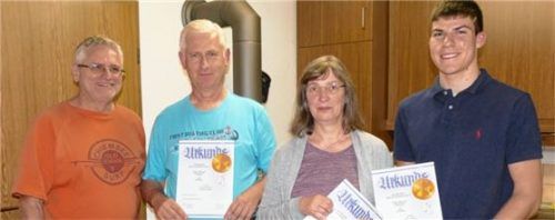 Vorsitzender Peter Riener (von links) gratulierte den Vereinsmeistern Günther Kneißl und Monika Zwislsperger sowie „Duselmeister“ Ludwig Hörth.Foto  bac