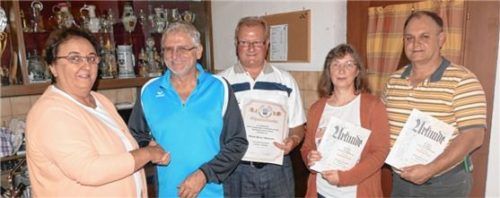 Vorsitzender Peter Riener (Zweiter von links) ehrte das langjährige Vereinsmitglied Luise Kneißl (von links), ernannte Anton Galneder zum Ehrenvorstand und dankte Monika und Rainer Zwislsperger für ihre ehrenamtliche Tätigkeit. Foto bac