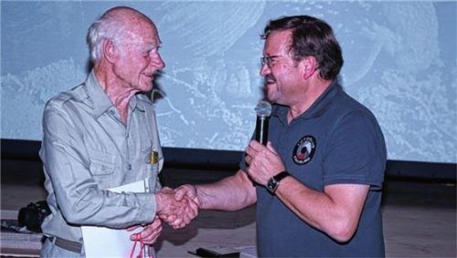 Vorstand Markus Duchatsch überreicht an Hannes Hattenberger (links), letztes lebendes Gründungsmitglied des Fotoclubs, die Ehrenurkunde.