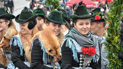 Warm eingepackt machte gestern der Leonhardiritt in Leonhardspfunzen trotz Wind und Wetter sogar Spaß, wie die fröhlichen Mienen der flotten Mädel zeigen.Fotos Schlecker