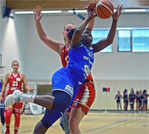 Wasserburgs Jewel Tunstull schnappt sich vor Hannovers Barjkovic den Ball. Fotos  Schilling