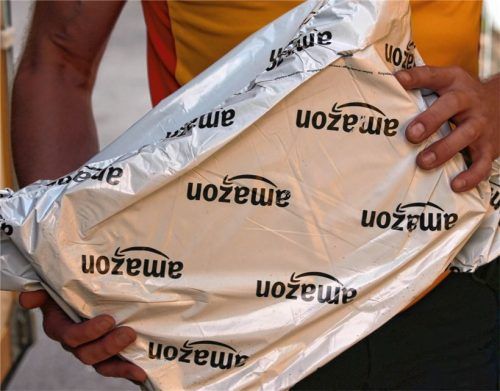 Wenn der Postbote kommt, dann heutzutage oft mit einer Lieferung aus einer Online-Bestellung. Den regionalen Einzelhandel setzt das unter Druck. Foto berg/dpa