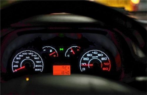 Wenn es auf der Anzeigentafel aufleuchtet, sind viele verunsichert. Was heißt nochmal das Symbol?