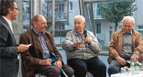Wenn Zeitzeugen erzählen: Ferdinand Prex, Erich Pusch und Gerhard „Bobby“ Krone (sitzend von links) sprachen über Amüsantes und Ernstes aus der Zeit der Erdölförderung – befragt von Moderator Wolfgang Haserer (links).