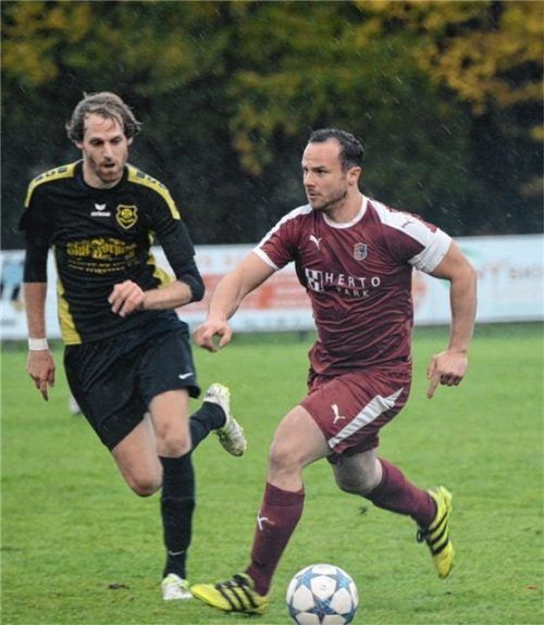 Wichtiger 3:2-Sieg: Kolbermoors Kapitän Martin Jablonski (rechts) setzt sich gegen seinen Edlinger Gegenspieler durch. Foto Ruprecht