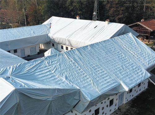 Wie ein Kunstwerk wirkte der verhüllte Vierseithof des Bauernhausmuseums Amerang. Foto Museum