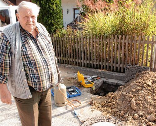 Wieder waren Techniker von Vodafone in der Paul-Becker-Straße, um zu schauen, welche Trasse möglich ist, um das Haus von Josef Schisler (im Bild) mit einer neuen Telefonleitung anzuschließen. Der 78-Jährige ist völlig entnervt, weil er seit zwei Monaten nicht mehr telefonieren konnte, und er den Grund nicht erfuhr. Einen Wechsel zur Telekom zog er nicht in Betracht. „Da waren wir früher und hatten oft mit dem Kabelfernsehen Scherereien, daher legten wir uns eine Schüssel zu.“ Nachdem sich die Heimatzeitung eingeschaltet hatte, kam Bewegung in die Sache. Seit gestern ist die Störung beseitigt.Foto kla