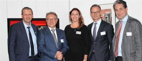 Wirtschaftsbeirat, Energieexperten und Gastgeber: Franz Bauer, Geschäftsführer Bauer Elektroanlagen, MdB Dr. Georg Nüßlein, Alexandra Unterholzer, Geschäftsführerin Bauer Elektroanlagen, BayWa-Vorstand Matthias Taft und Moderator Maximilian Faltlhauser (v.l.) Foto re