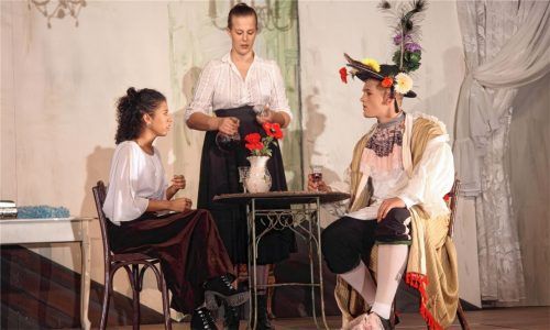 Wuchsen über sich hinaus: Lerida Breite (Frau des Bürgers, Madame Jourdain), Stephanie Schulz, (Dienstmädchen) und Robert Wolf („Bürger als Edelmann“).Fotos mün