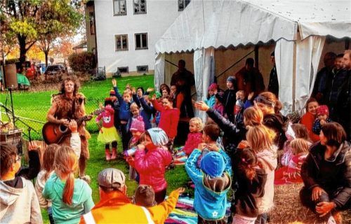 Wurliz, der kleine Troll, begeisterte die Kinder des Montessori-Kindergartens.Fotos re