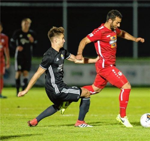 Yunus Karayün (rechts) klärt vor dem zweifachen Torschützen Christoph Steinleitner. Foto  Weitz