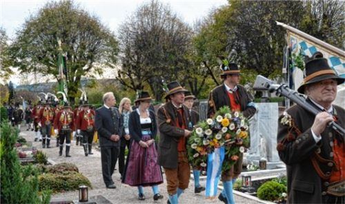 Zahlreiche Trauergäste, darunter auch Bad Endorfs Bürgermeisterin Doris Laban, gaben dem Verstorbenen das letzte Geleit.Fotos amf