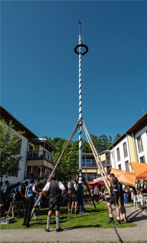 Zentraler Treffpunkt im hufeisenförmig angelegten Haus St.Anna ist, neben dem Café Sonnenschein, der Innenhof – mit dem Maibaum als besonders Zuckerl.Foto re