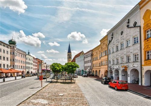 Ziel für Touristen, aber auch für Geschäftsreisende: Mühldorf, hier der Stadtplatz. Foto Inn-Salzach-Tourismus
