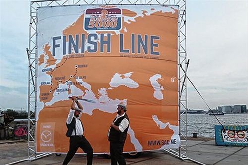 Ziellinie glücklich überquert: Die „Chiemgauner“ bei ihrer Ankunft in Amsterdam.Fotos red