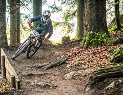 Zum ersten Mal wurde im Bikepark Samerberg ein Downhillrennen ausgetragen.Foto Bikepark Samerberg - Team F8