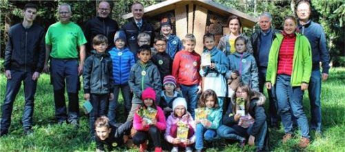 Zur Einweihung der Infotafel (rechts) wurde stellvertretend eine 3. Klasse der Grundschule am Goetheplatz eingeladen.