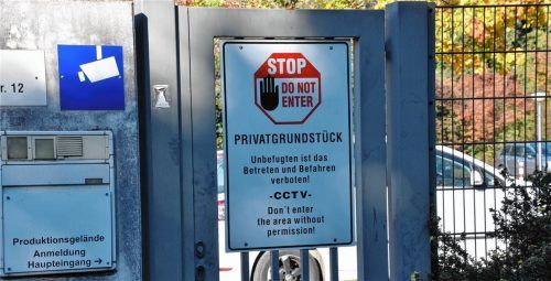 Zutritt verboten: Es herrscht Schweigen bei Multitest beziehungsweise Cohu in Rosenheim, Arbeitgeber von rund 400 Menschen. Foto schlecker