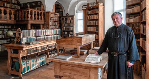 Zwar hat Pater Slawek (Bild) Bücher aus dem Jahr 1481 vorzuzeigen, die nur 30 Jahre nach der Erfindung des Buchdrucks entstanden sind. Die eigentliche Besonderheit der Reisacher Bibliothek ist aber ihr ursprünglicher Erhaltungszustand.Fotos thomae