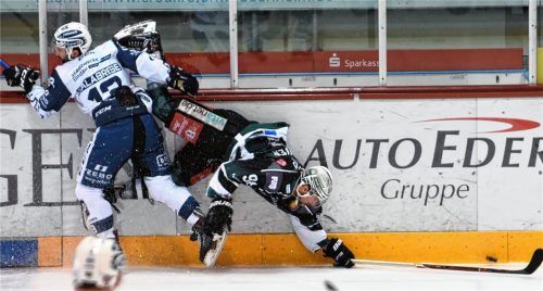 Zwar wurde Verteidiger Max Vollmayer vom Lindauer Anthony Calabrese zu Fall gebracht, die Starbulls Rosenheim sind aber trotz eines Rückstandes nicht über die Islanders gestolpert.