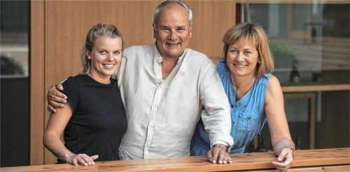 Zwei Generationen, ein Ziel: Das Naturkostunternehmen Byodo auch in Zeiten von Umbrüchen in der Biobranche erfolgreich weiterzuführen. Von links: Steffi Moßbacher und ihr Vater, Michael Moßbacher mit Andrea Sonnberger, beide Geschäftsführer und Inhaber von Byodo aus Mühldorf. Fotos re