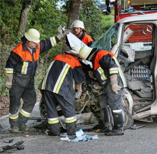 Zwei Kleintransporter sind am Freitag bei Schmalzöd zusammengestoßen.Foto  eß