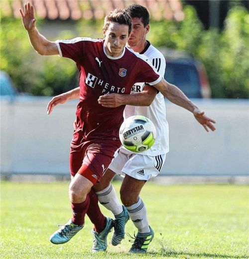 Zweifacher Torschütze beim 2:1-Sieg gegen Ostermünchen: Kolbermoors Manuel Pavlovic (vorne), der mittlerweile neun Tore erzielt hat. Foto  Butzhammer