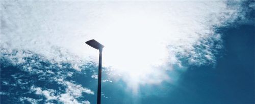 Zweimal Licht: Tagsüber scheint die Sonne, abends wird die Stadt von neuen LED-Lampen beleuchtet (unser Bild), die Strom sparen helfen.