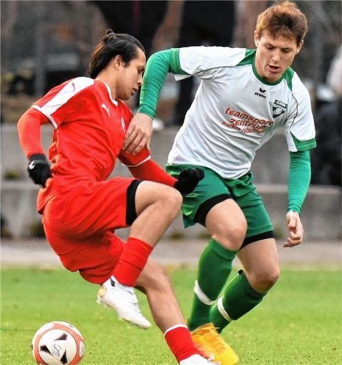 1860-Angreifer Achitpol Keereerom (links, gegen SBR-Spieler Lukas Daxeder) erzielte zwei Treffer.Foto Ziegler