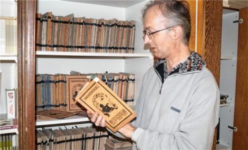 34 Regalmeter zur Geschichte des „Sudetendeutschen Wandervogels“ befinden sich derzeit noch im Dachgeschoss des Rathauses. Stadtarchivar Konrad Kern, der das Archiv bislang betreute, mit einem Heft der Zeitschrift „Wandervogel“ aus dem Jahr 191.