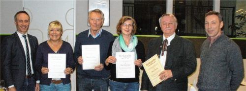60 Jahre ist Klaus Ertelt (Zweiter von rechts) tragende Säule der Orchestergemeinschaft. Dafür wurde er geehrt. Unser Bild zeigt ihn mit (von links) Vorsitzendem Bürgermeister Robert Pötzsch, Regina Hell, Manfred Gleim, Eva Staudinger, und Dirigent Ferenc Szelim Bene.Foto lt