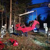 Drei Menschen verbrennen im Auto
