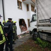 Lastwagen kracht in Wohnhaus